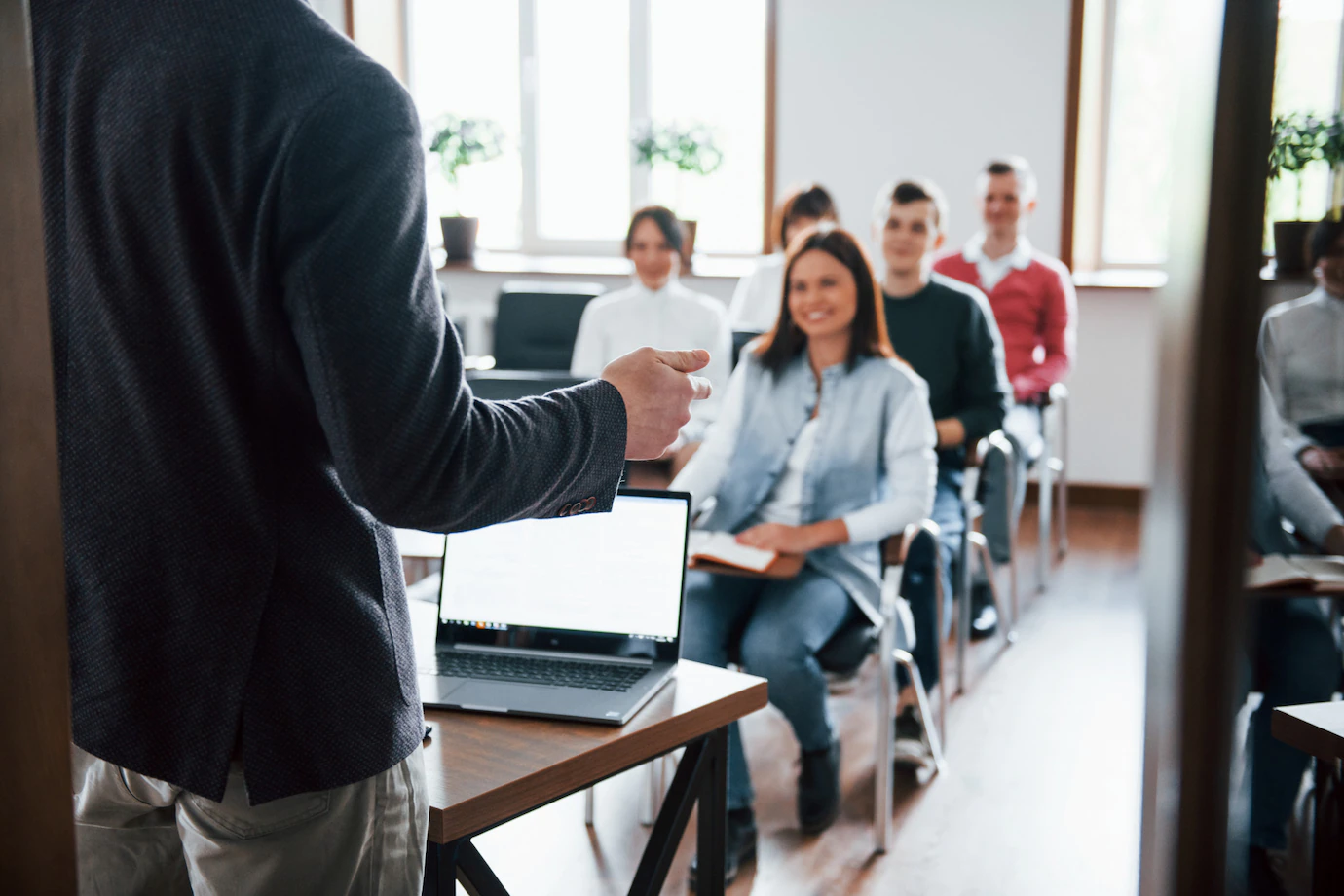 cheerful-mood-group-people-business-conference-modern-classroom-daytime_146671-16287